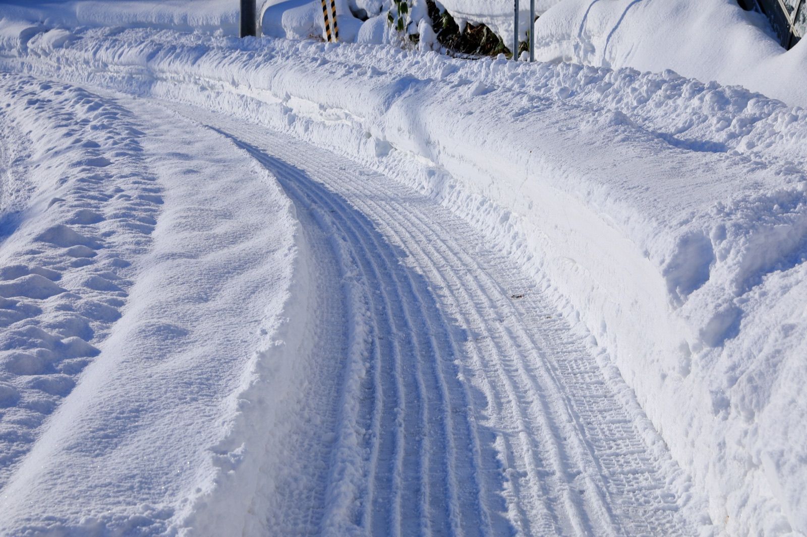 除雪された雪道と走行の跡（イメージ写真）
